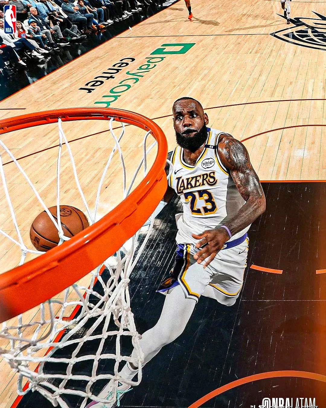 卫冕冠军逆势翻盘，湖人大胜勇士