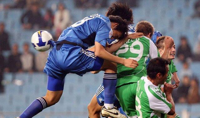 双方球队在足球比赛中展开激烈较量