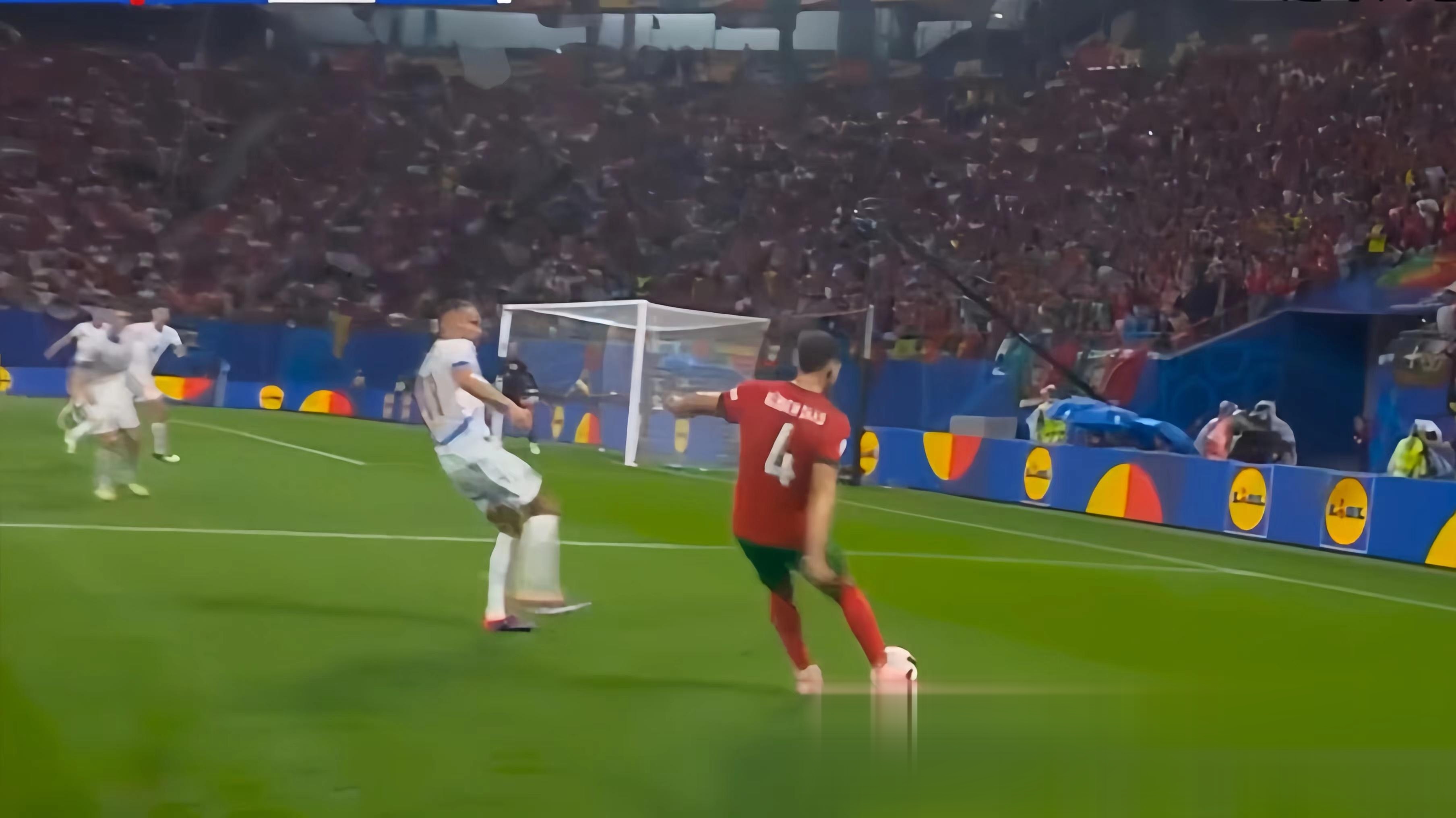 三亿体育体育新闻-欧洲杯赛场惊险刺激，球员表现抢眼