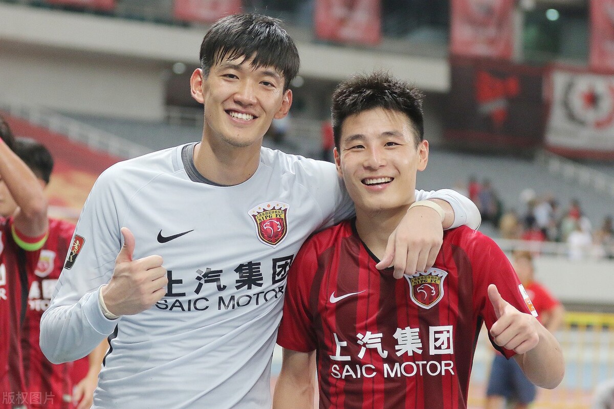 关于粉丝争相支持球队,展现自己的忠心与热情的信息 关于粉丝争相支持球队,展现自己的忠心与热情的信息