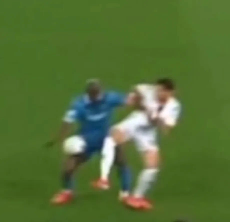 三亿体育体育课程-裁判在比赛中做出了一项重要判罚，引发争议