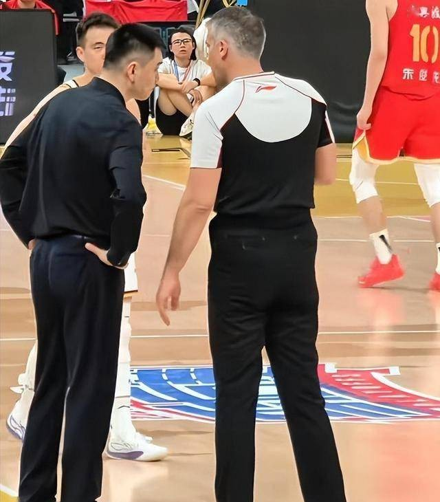 裁判在比赛中做出了一项重要判罚，引发争议